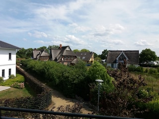 Blick auf die reetgedeckten Häuser