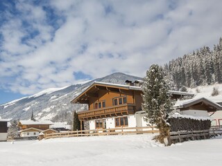 Hinter sichtbar Skigebiet Wildkogel
