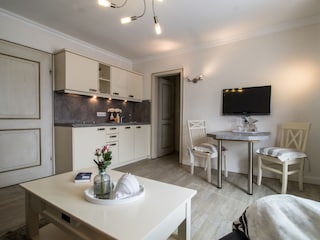 Essbereich mit komplett ausgestatteter Küchen-Zeile