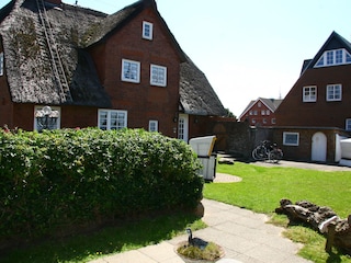Blick auf den Garten und die Haustür