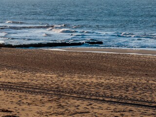 breiter heller Sandstrand