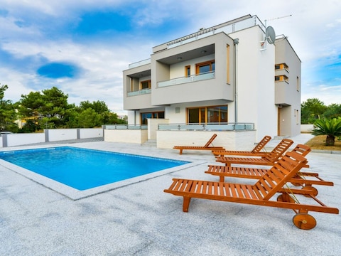 Villa nueva con piscina y terraza en la azotea