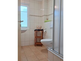 Bad mit Dusche, WC, Waschbecken und Wandspiegel
