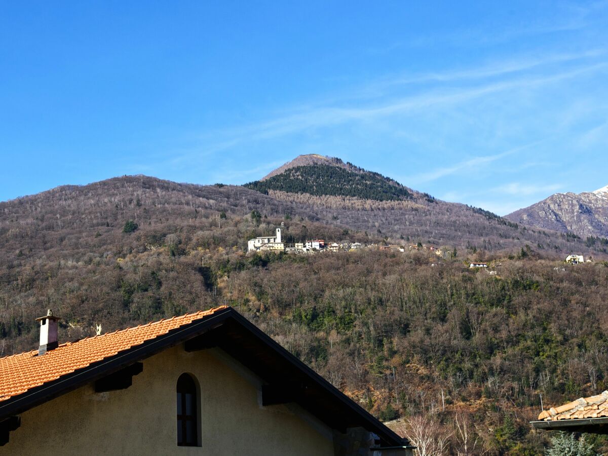 Balcony (approx. 10 m²) with views of the countryside