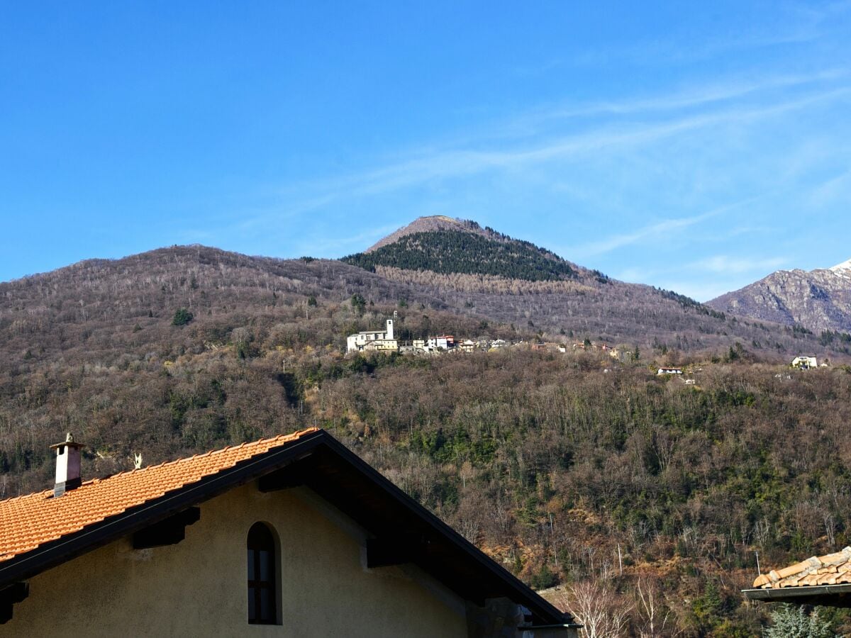 Ca. 10 m² großer Balkon mit Markise und Blick ins Grüne