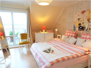1. gemütliches Schlafzimmer mit Balkon (1. OG)
