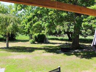 Blick von der Terrasse in den großen Garten