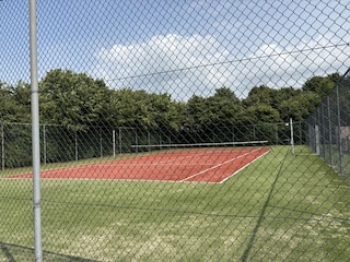 Tennisplatz (Kunstrasen) im Park