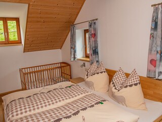 Schlafzimmer mit Kinderbett