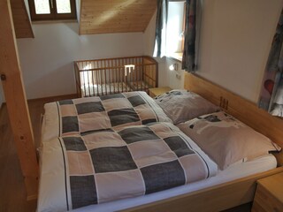 Schlafzimmer mit Kinderbett