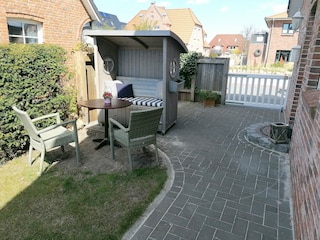 Garten mit Sonne und Hütte
