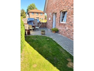 Außenbereich mit Terrasse und kleinem Wiesenstück