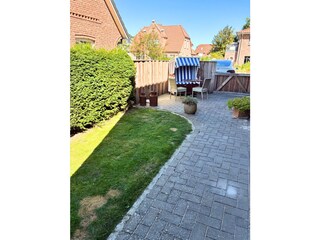 Außenbereich mit Terrasse und kleinem Wiesenstück