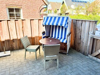 Außenbereich mit Terrasse und kleinem Wiesenstück