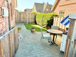 Außenbereich mit Terrasse und kleinem Wiesenstück