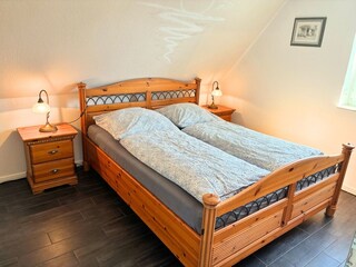Großes Schlafzimmer mit Doppelbett