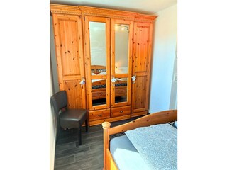 Großes Schlafzimmer mit Doppelbett