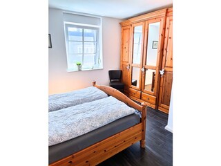 Großes Schlafzimmer mit Doppelbett