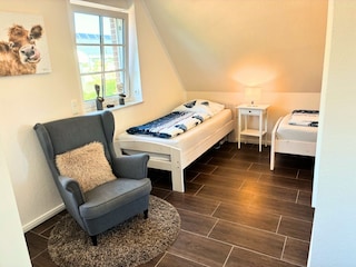 Schlafzimmer mit zwei Einzelbetten