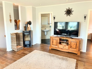 Offenes Wohnzimmer mit Ofen