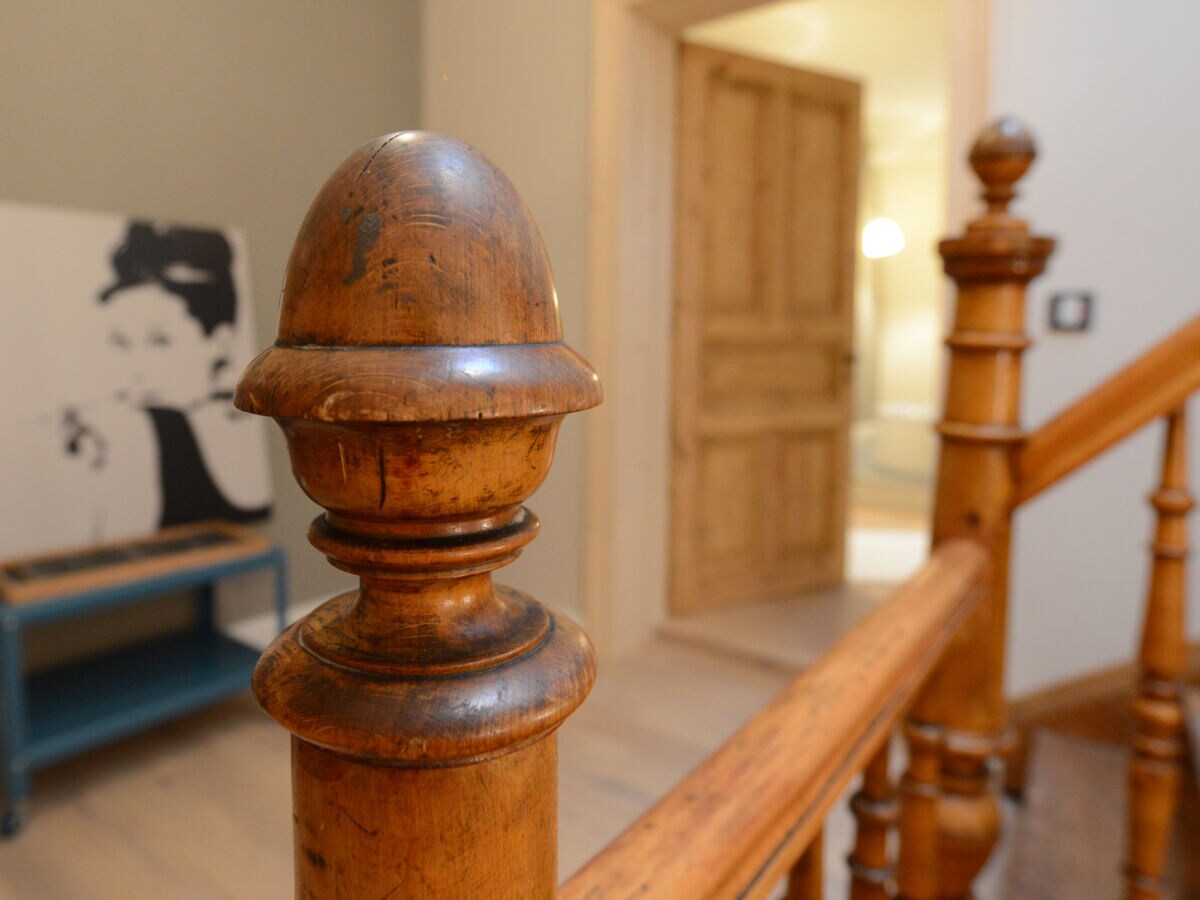 The old original staircase decorates the hall of the flat.