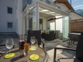 Westterrasse mit Kaltwintergarten und Lounge-Möbeln