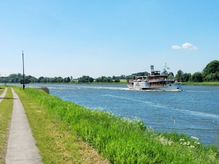 Radweg am Nord-Ostsee-Kanal, Traum- u. Containerschiffe