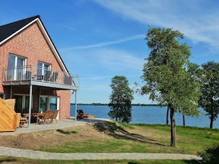 Balkon: freier Blick auf den See und in den Garten