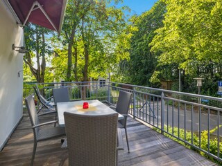 großer Balkon mit Blick Richtung Meer