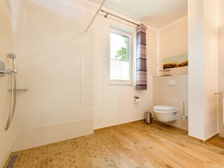Badezimmer mit bodentiefer Dusche