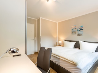 Hauptschlafzimmer mit Schreibtisch