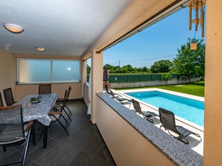 Terrasse mit Esstisch, ideal zum Essen.