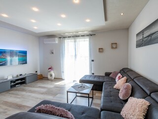 Wohnzimmer mit komfortabler Couch.