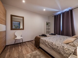 Schönes und komfortables Schlafzimmer.