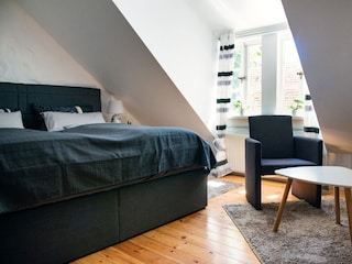 Schlafzimmer mit Blick aufs Hooksieler Tief