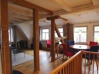 Wohnraum mit freigelegten Balken