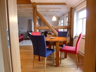 Essplatz mit Blick auf Wohnraum