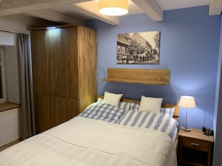 Schlafzimmer mit Doppelbett