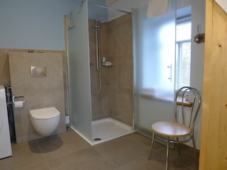 Badezimmer mit Dusche
