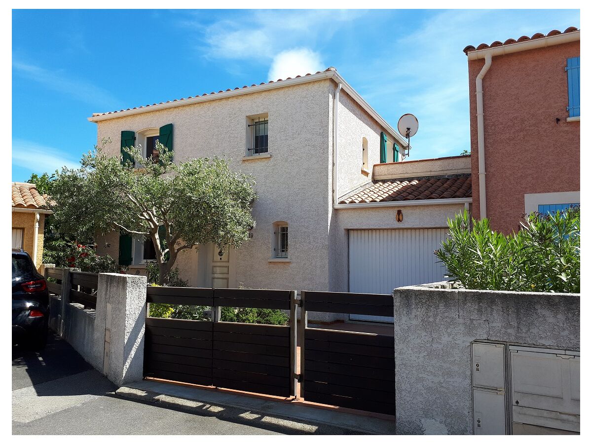 Sunny villa with roof terrace