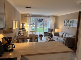 Blick von der Küche in den Wohnbereich