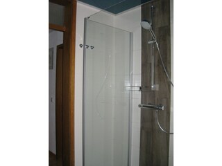 Bad mit Dusche und WC