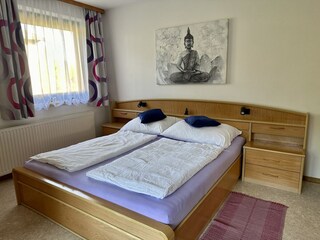 Schlafzimmer mit Doppelbett