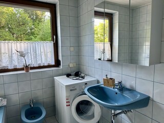 Badezimmer mit Waschmaschine