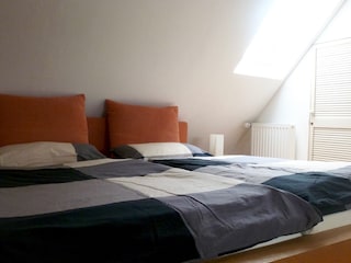 Doppelbett im separaten Schlafzimmer