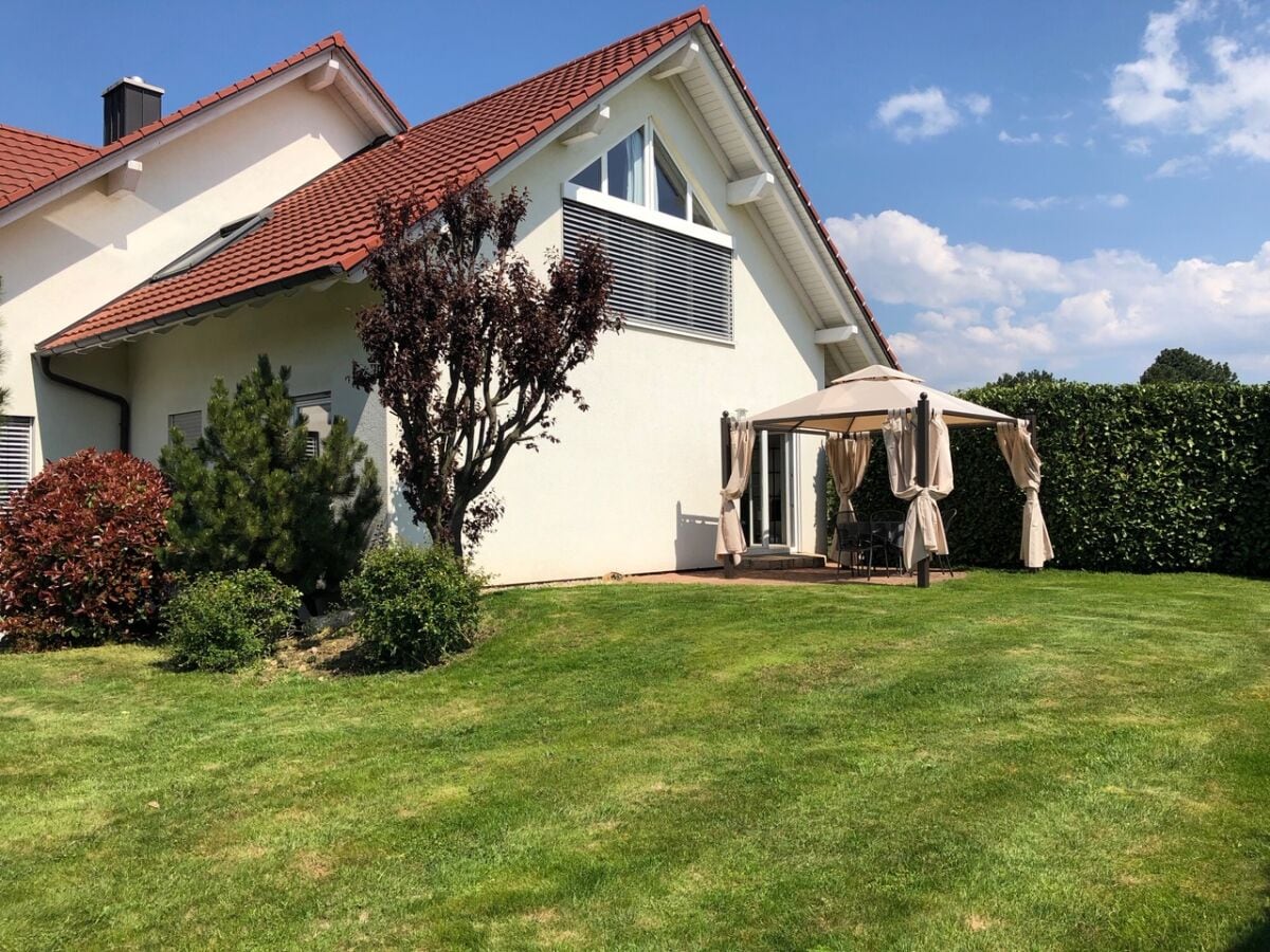 Garten mit Blick auf die Ferienwohnung