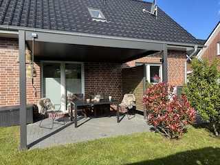 Pergola mit Lamellendach zum Öffnen