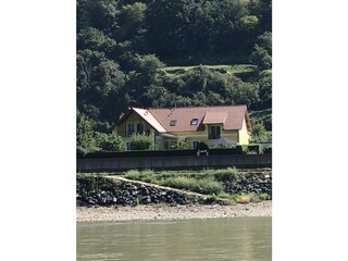 Blick von Donau auf Haus