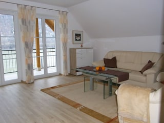 Wohnzimmer mit Blick auf Balkon und Donau