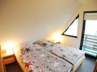 Zugang zum Balkon und Kleiderschrank als Sichtschutz